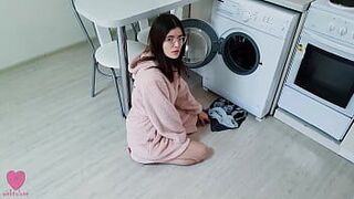 Моя девушка НЕ застряла в стиральной машине и поймала меня, когда я хотел трахнуть её киску - порно видео