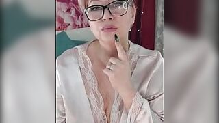 Милая мачеха соблазняет сына и страстно трахает себя дилдо )) - порно видео