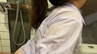 Старшеклассницу с очень большой грудью трахают в ванной. - порно видео