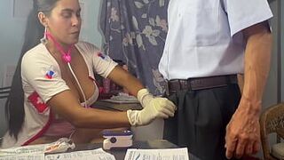 Доктор в тройничке, она забирает сперму у сводного брата своей пациентки и мастурбирует свою милую, горячую и распутную, грудастую и большую задницу пациентку - порно видео