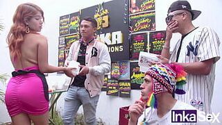 Перуанская вечеринка заканчивается тем, что молодую рыжую девушку с идеальной попкой трахает абориген - порно видео