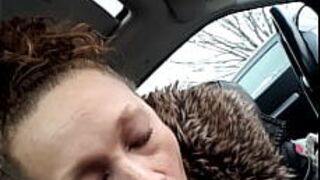 подруга отсосала мне в машине, публично - порно видео