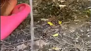 Писающая чернокожая милфа на улице - порно видео