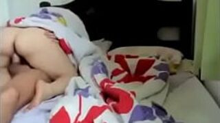 Прощенная сестра и ее брат спят.Они входят в свою комнату, чтобы поспать на Забо - порно видео
