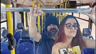Учусь и трахаюсь с незнакомцем в автобусе! - порно видео