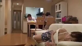 Японская девушка показывает нижнее белье - порно видео