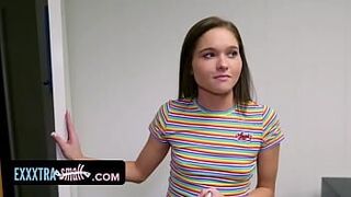 Крошечная миниатюрная брюнетка пробирается в комнату общежития футболиста и дисциплинируется его огромным членом - порно видео