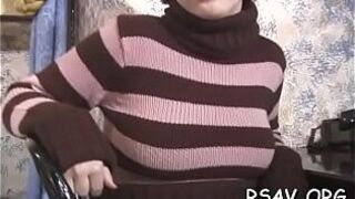 Красотке вылизывают ее киску после того, как ее привязали и унизили - порно видео