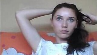 Горячая русская девушка показывает тело перед вебкамерой - порно видео
