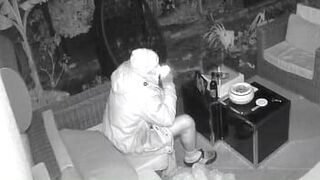 Би мужик дрочит и снимает свою сперму на улице перед шпионской камерой - порно видео