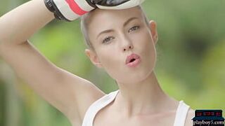 Миниатюрная русская модель с сексуальной попкой раздевается после бокса - порно видео