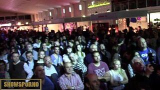 Татуированная брюнетка-лесбиянка на сцене с блондинкой - порно видео