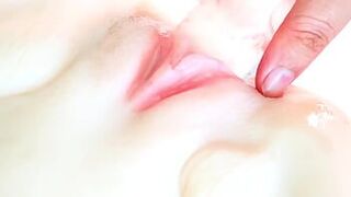 Поглаживание идеальной киски прекрасной женщины - порно видео